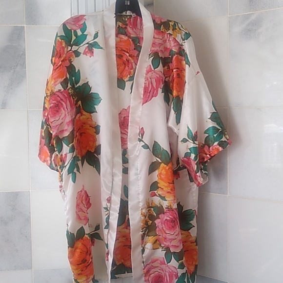 2 flowered Robes white and Peach Medium. Women's - Picture 2 of 13
